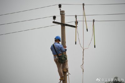 為拆遷群眾架設臨時(shí)線(xiàn)路300余米 新立桿1基