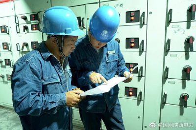 鄠邑區供電公司來(lái)到戶(hù)表改造小區查勘用電負荷及居民用電情況