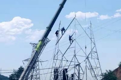 銅川供電公司進(jìn)行110千伏金鋁ll回線(xiàn)路31和l回32號新塔組立