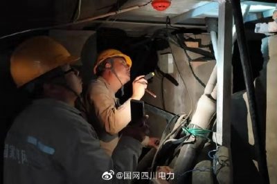 遂寧供電公司維修甘孜州大章鄉唯一電源點(diǎn)35千伏大章變電站因故障跳閘全站失壓