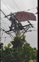 10KV中臨線(xiàn)羊頭壩村5號臺區2號桿“電桿上撐傘改負荷”