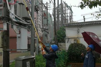 南方電網(wǎng)廣東梅州興寧局 五華局的供電人員到第一現場(chǎng)搶修復電