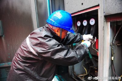 睢寧縣供電公司搶修出現故障的環(huán)網(wǎng)柜里電線(xiàn)絕緣體