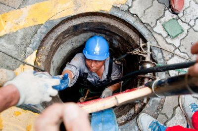 靖江市供電公司員工在靖城鎮御水灣小區的陰井下作業(yè)