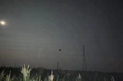220千伏萬(wàn)穆4E24線(xiàn)40號塔C相導線(xiàn)懸掛著(zhù)氫氣球