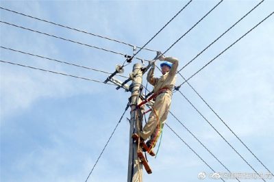 珠江供電所安裝配電柜、施放8米長(cháng)電纜