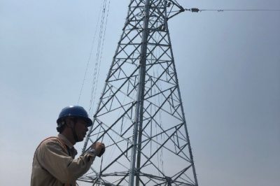姜堰區供電公司在源怡生物質(zhì)發(fā)電廠(chǎng)35千伏新建線(xiàn)路登桿架線(xiàn)