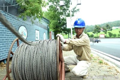 盱眙縣供電公司組織施工人員為盱眙縣五墩小學(xué)新校區鋪設電纜