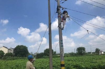 松陵供電所在新?tīng)I1號變拆除存在安全隱患的廢舊線(xiàn)路