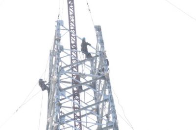 鎮江供電公司加緊施工桿線(xiàn)遷移的新建輸電鐵塔