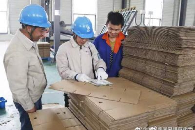 灌南縣供電公司檢查紙板加工廠(chǎng)用電設備運行情況