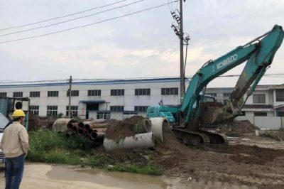 姜堰區供電公司向危險源施工單位進(jìn)行護電宣傳