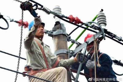 盱眙縣供電公司冒雨搶修10千伏179加油站線(xiàn)2號桿遭雷擊后B相及C相導線(xiàn)同時(shí)斷落
