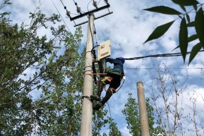 利津縣供電公司員工到北宋供電所大牛臺區開(kāi)展隱患消缺工作