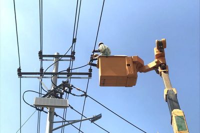 高青縣供電公司帶電作業(yè)消除線(xiàn)夾發(fā)熱缺陷