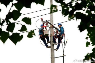 白塔鎮大莊線(xiàn)37+1號桿組裝橫擔、刀閘、令克等設備