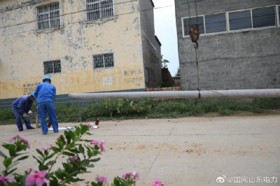 梁山縣供電公司新立電桿6基、新建低壓架空絕緣線(xiàn)0.31千米、新增一臺400千伏安變壓器