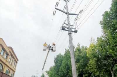 臨清市供電公司帶電更換10千伏廣場(chǎng)線(xiàn)17號桿C相開(kāi)關(guān)設備線(xiàn)夾