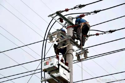 東平縣供電公司頂烈日冒酷暑為即將T接10千伏線(xiàn)路上緊張施工