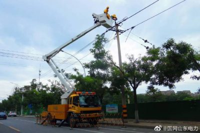 淄博供電公司在10千伏永勝線(xiàn)12號桿帶電T接電纜