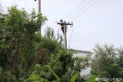 10千伏東環(huán)線(xiàn)紀莊路燈支線(xiàn)去除線(xiàn)桿上老舊跌落開(kāi)關(guān)