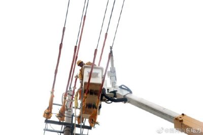 10千伏石門(mén)宋線(xiàn)33號桿進(jìn)行帶電更換柱上變壓器增容至200千伏安