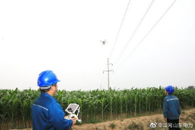 操控無(wú)人機近距離的攝錄開(kāi)關(guān)接點(diǎn)-絕緣子表面-導線(xiàn)運行情況