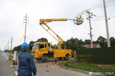 樂(lè )縣供電公司冒高溫對10千伏朱劉鎮線(xiàn)帶電接引流線(xiàn)