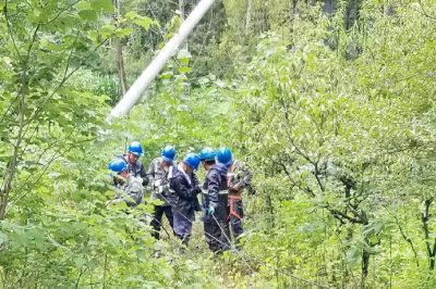 棗莊高新區黑峪村東配電室低壓北支線(xiàn)6號桿進(jìn)行雨中搶修