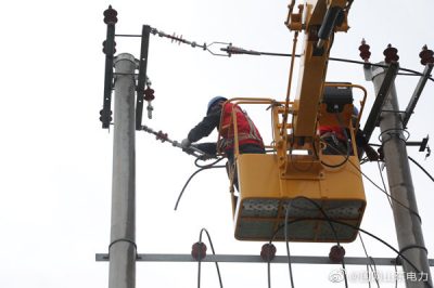 為電纜燒毀線(xiàn)路跳閘的10千伏馬徐線(xiàn)更換150米絕緣導線(xiàn)