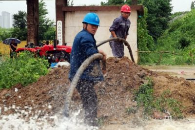 新泰市供電公司對坍塌地段供電線(xiàn)路轉移居民用電負荷