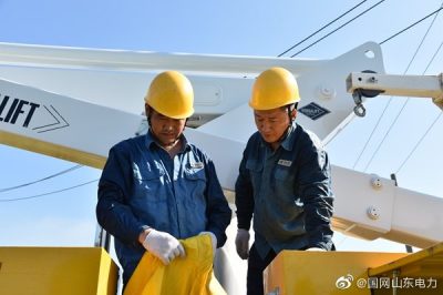 東平縣供電公司在10千伏范村線(xiàn)16號桿護村周邊帶電作業(yè)