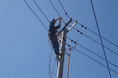 沂源縣供電公司在下柳溝臺區進(jìn)行線(xiàn)路改遷