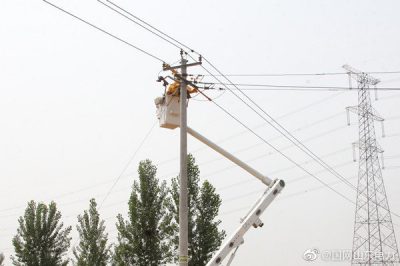 帶電更換10千伏賈北線(xiàn)前劉分支線(xiàn)損壞的跌落式熔斷器