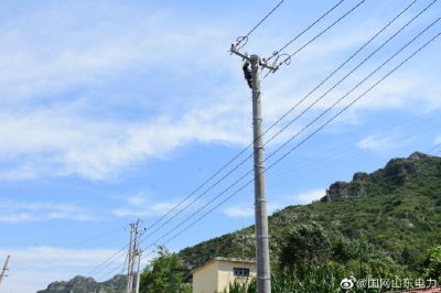 青州市供電公司在10千伏富旺線(xiàn)進(jìn)行農網(wǎng)升級改造