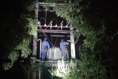 挑燈夜戰10千伏二棉變架原630千伏安變壓器中相套管故障