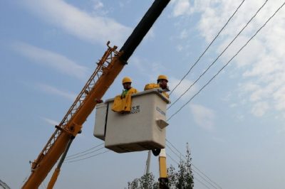 10千伏遲家線(xiàn)49號桿至50號桿之間帶電立桿 架設一臺200千伏安變壓器