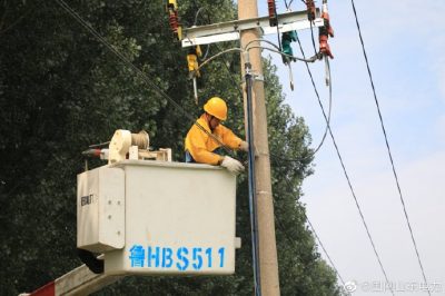 后碼頭村新上50千伏安農業(yè)變壓器帶電搭接引流線(xiàn)