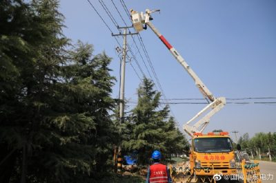 梁山縣供電公司在拳鋪鎮10千伏拳東線(xiàn)44號桿新上400千伏安變壓器帶電接火