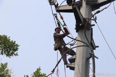 高邑縣供電公司10千伏工業(yè)線(xiàn)重點(diǎn)檢修跨躍鐵路電纜接頭