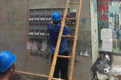 磁縣供電公司農村更換電表箱、整理不規范線(xiàn)路