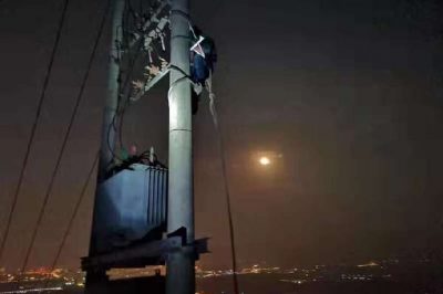 石家莊市鹿泉區供電公司冒著(zhù)夜色搶修景區頂上故障變壓器
