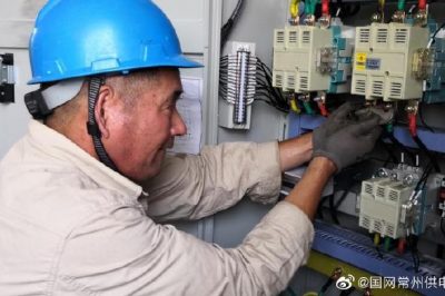 溧陽(yáng)市供電公司冒高溫搶修配電柜中損壞的接觸器