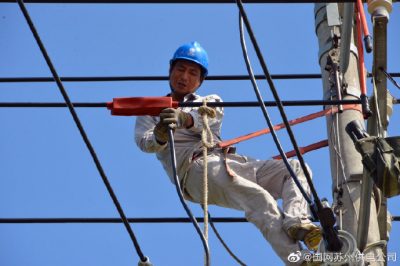 太倉市供電公司對浮橋鎮方橋村10千伏九明線(xiàn)進(jìn)行遷移