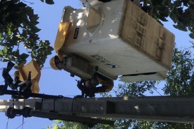 臨潼區供電公司對負荷過(guò)高的10千伏絲具進(jìn)行逐步不停電作業(yè)