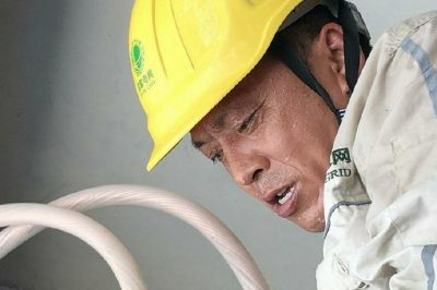 彭水供電公司對漢一小B臺區受損變壓器開(kāi)展緊急搶修工作