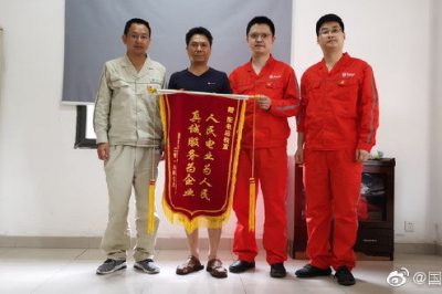 北碚供電公司配電運維人員消除10kV北電線(xiàn)水文廠(chǎng)接近線(xiàn)路的樹(shù)障