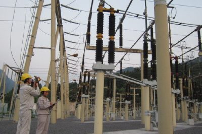 重慶武隆供電公司220千伏武隆變電站運維人員開(kāi)展巡視及紅外測溫工作