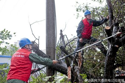 大連供電公司全力搶修因災停電的線(xiàn)路