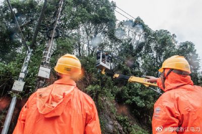 溫嶺市供電公司對城區內受到樹(shù)木影響的線(xiàn)路開(kāi)展修剪工作